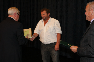 Gospod Duško Brvar se je v maju 1912 vpisal v knjigo vitezov krvodajalstva, saj je že stotič daroval kri v Centru za transfuzijsko medicino v Univerzitetnem kliničnem centru Maribor